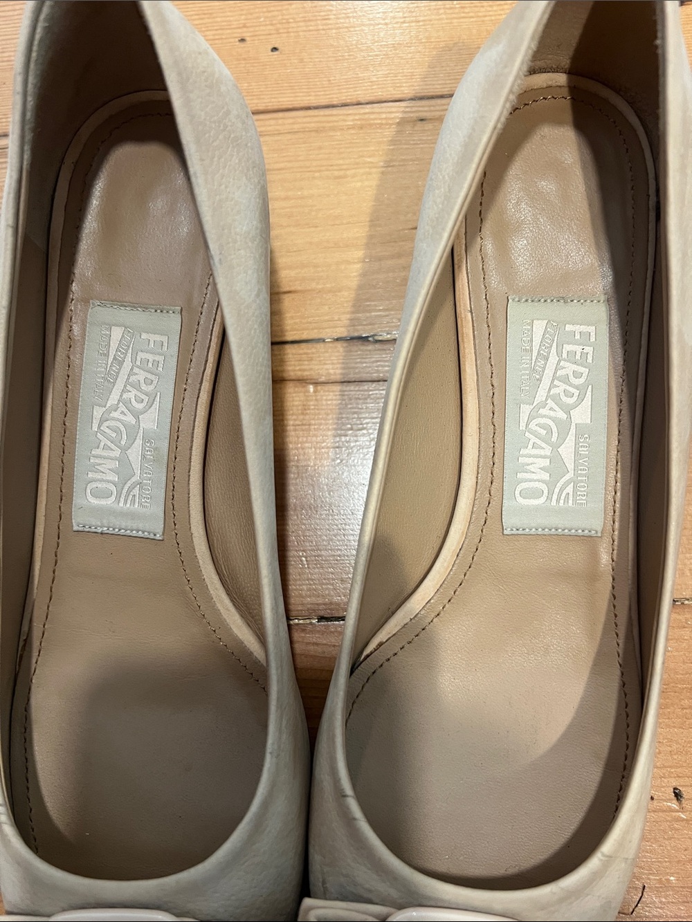 Salvatore Ferragamo Beige Flats with Black Patent Toe and Bow sz 8B - Picture 3 of 7